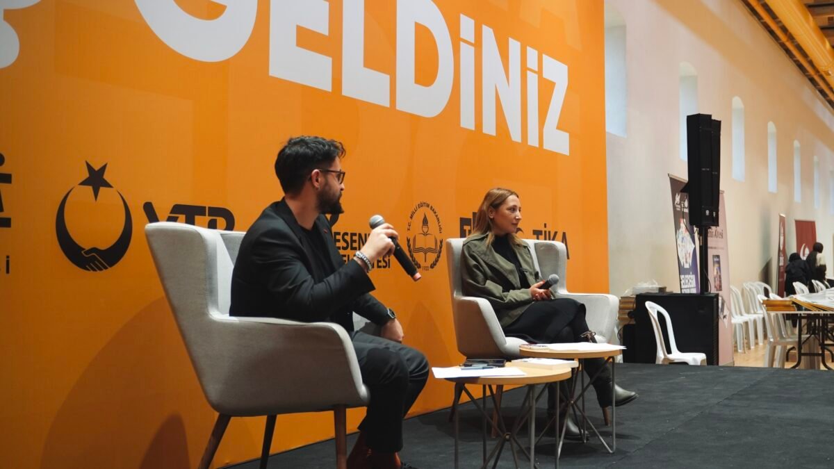 DİJİTAL ŞİZOFRENİ: RAMİ KÜTÜPHANESİ’NDE ÇAĞIN RUHU TARTIŞILDI