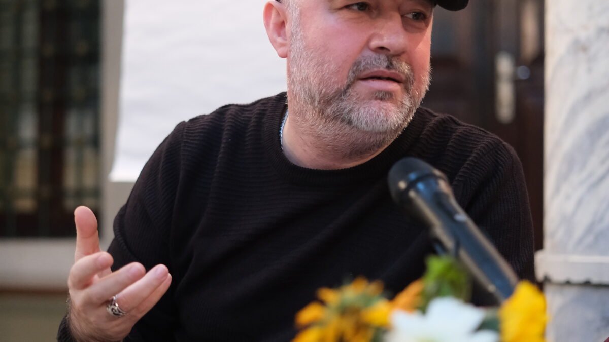 BURAYA KADAR HER ŞEY HİKÂYE: HASAN HARMANCI İLE “BEN, FAHRİYE VE TÜRKİYE”